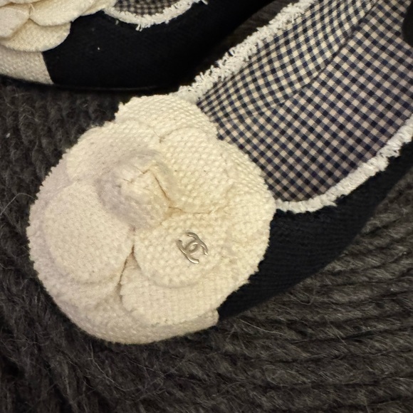 CHANEL Rosette heels - Picture 2 of 5